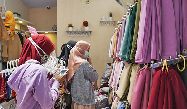 Jelang Lebaran, Toko Baju dan Jilbab di Kota Jambi Ramai Pengunjung