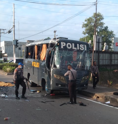 Kecelakaan di Simpang Pall 10, Truk Pengangkut Kayu Tabrak Bus Polisi