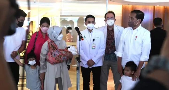 Presiden Jokowi dan Ibu Iriana Jemput Cucu Kelima