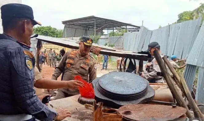 Pemkot Jambi Bongkar Gudang Minyak Illegal