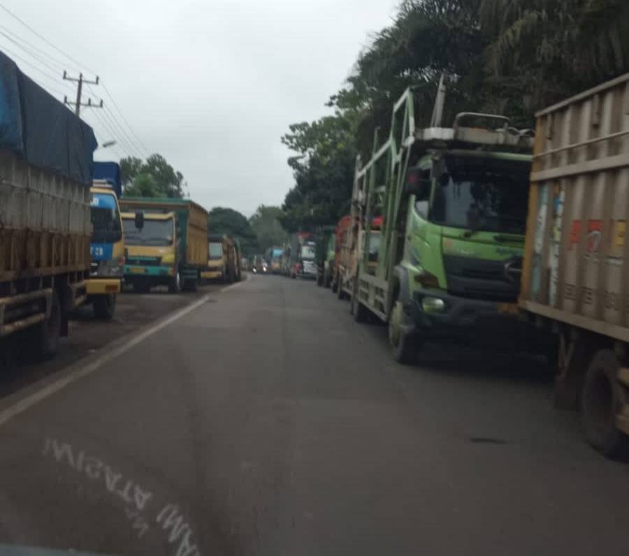 Kemacetan Parah di Jalan Lintas Jambi Tempino Mulai Minggu Malam