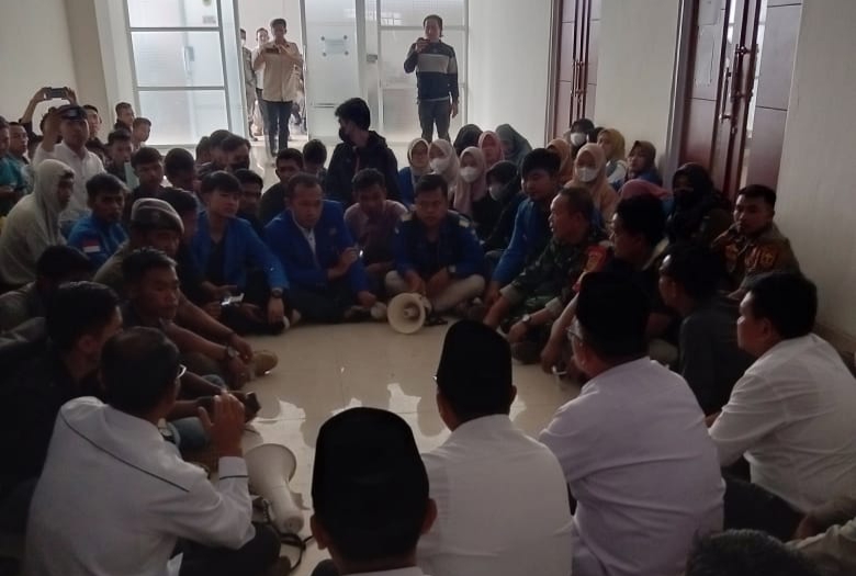 Demo Mahasiswa Tuntut Janji Bupati Kerinci