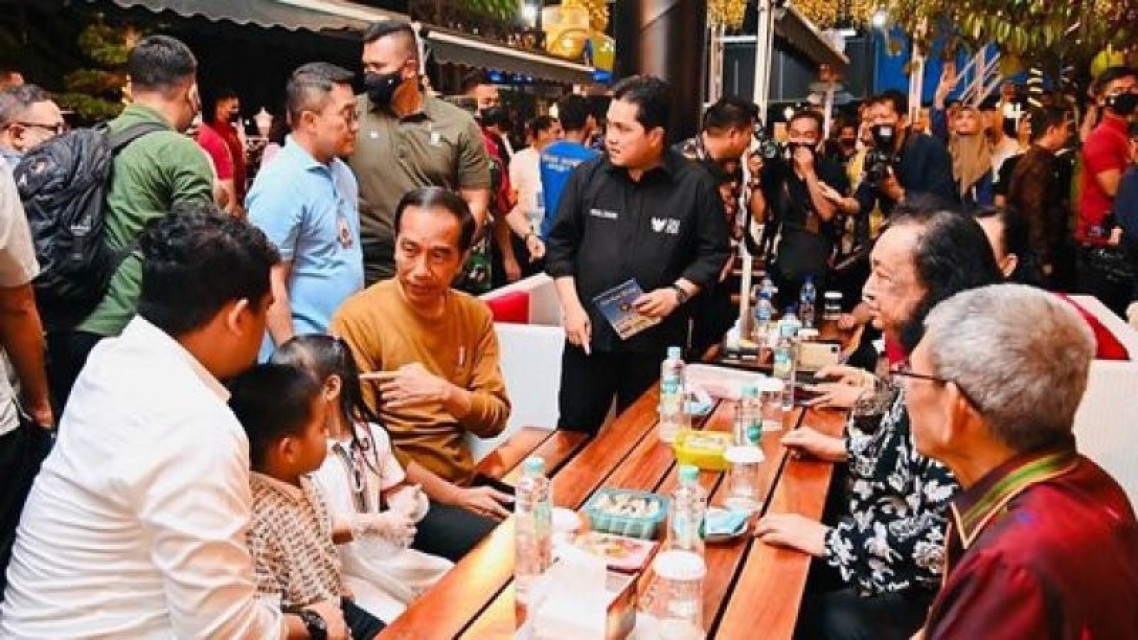 Cerita Para Pemred Makan Durian Bersama Presiden Jokowi
