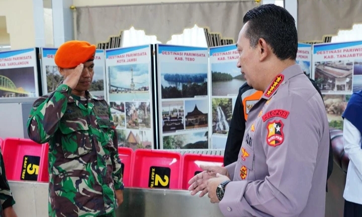 Kapolri Temui Prajurit TNI Yang Viral Evakuasi Kapolda Jambi