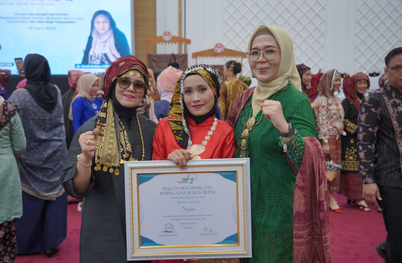 Zulva Fadhil Dampingi Susani Kader Kesehatan Menerima Penghargaan di Hari Kartini Ke-145