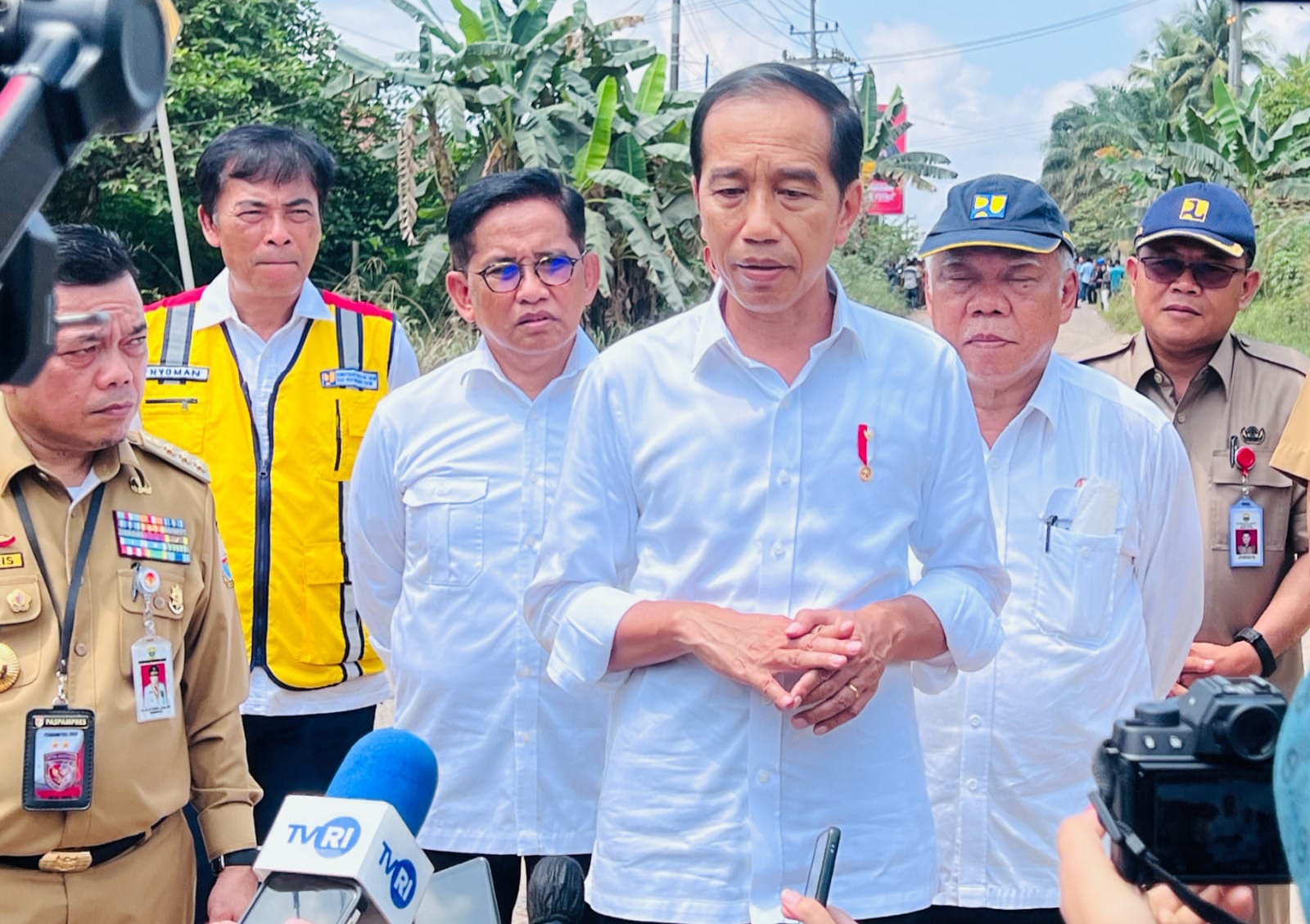 Presiden Joko Widodo didampingi Menteri pekerjaan umum dan perumahan rakyat (PUPR) Basuki Hadimuljono tinjau jalan rusak di jambi