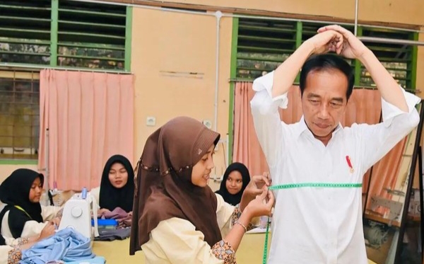 Bangga, Jokowi Undang Siswa SMKN 4 Kota Jambi Yang Jahit Kemejanya ke Perayaan HUT RI Ke-78 di Istana