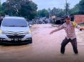 Polsek Kotabaru Turun Langsung Atur Lalu Lintas di Lokasi Banjir Simpang Pall 7