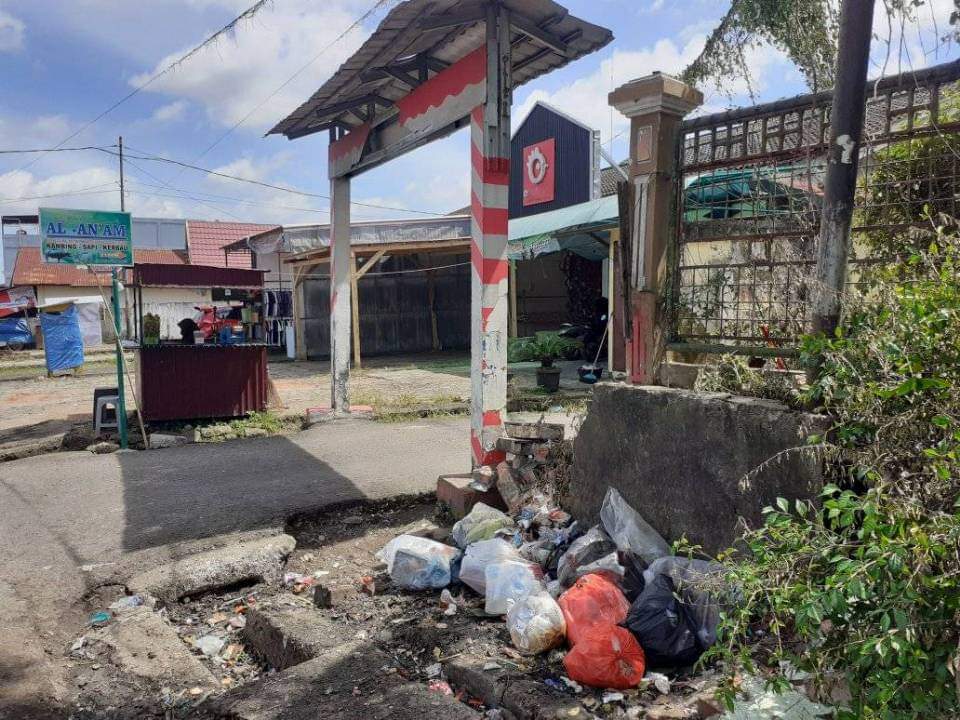 Warga Keluhkan Tempat Sampah Rusak di Simpang DB Jelutung