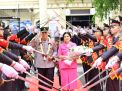 Kapolda Jambi Yang Baru Irjen Pol Krisno. H. Siregar disambut Dengan Tradisi Pedang Pora