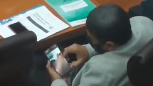 Memalukan ! Anggota DPR RI Nonton Video Porno Saat Rapat Vaksin