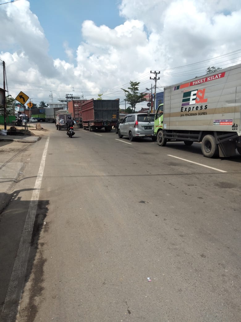 Kondisi Jalan di Depan Kampung Rajo Macet