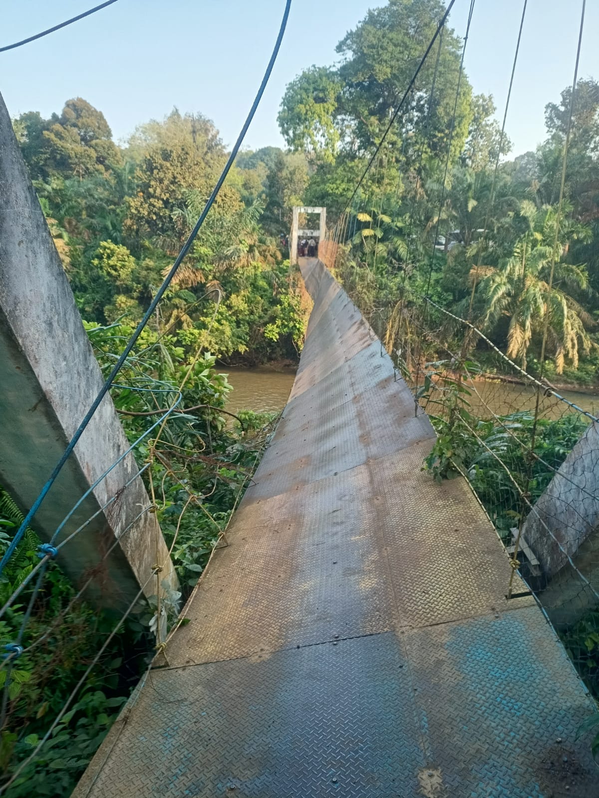 Jembatan Gantung Ambrol, Belasan Siswa Terluka, Camat: Ada Yang Dilarikan ke Jambi