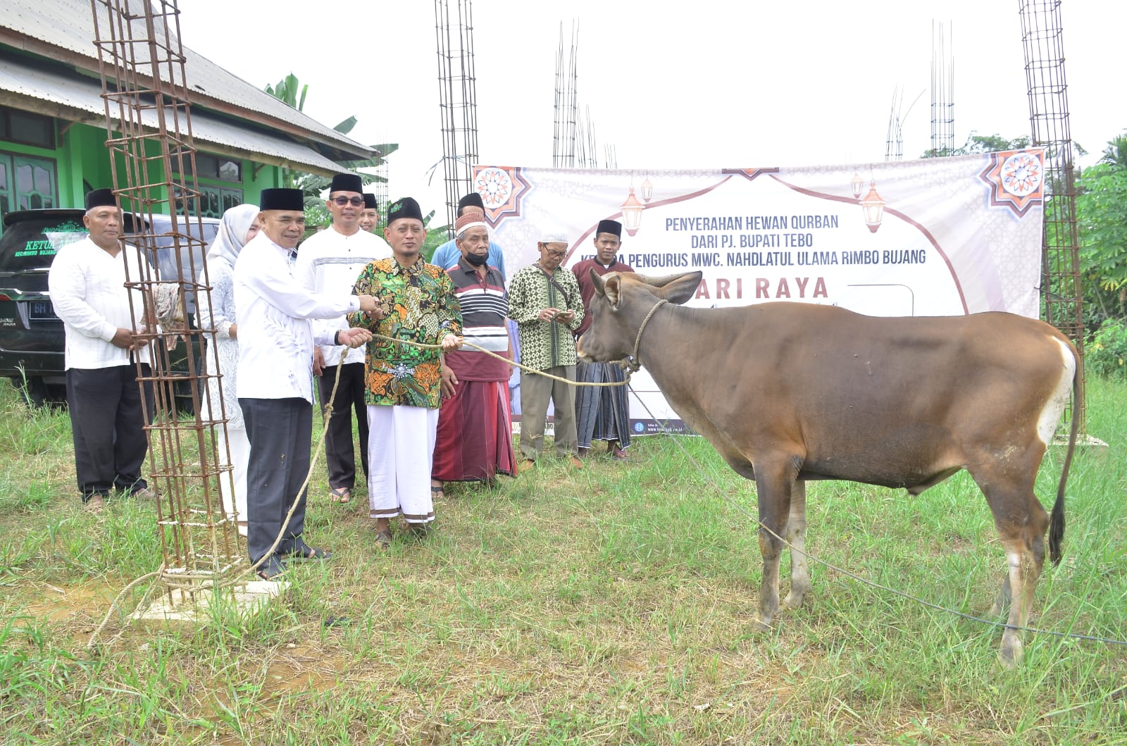 Pj. Bupati Tebo Aspan Serahkan 7 Hewan Korban