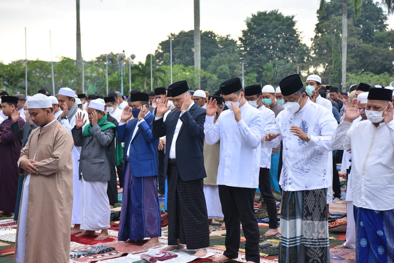 Wali Kota Jambi Bersama Ribuan Warga Shalat Idul Adha di Lapangan Balaikota