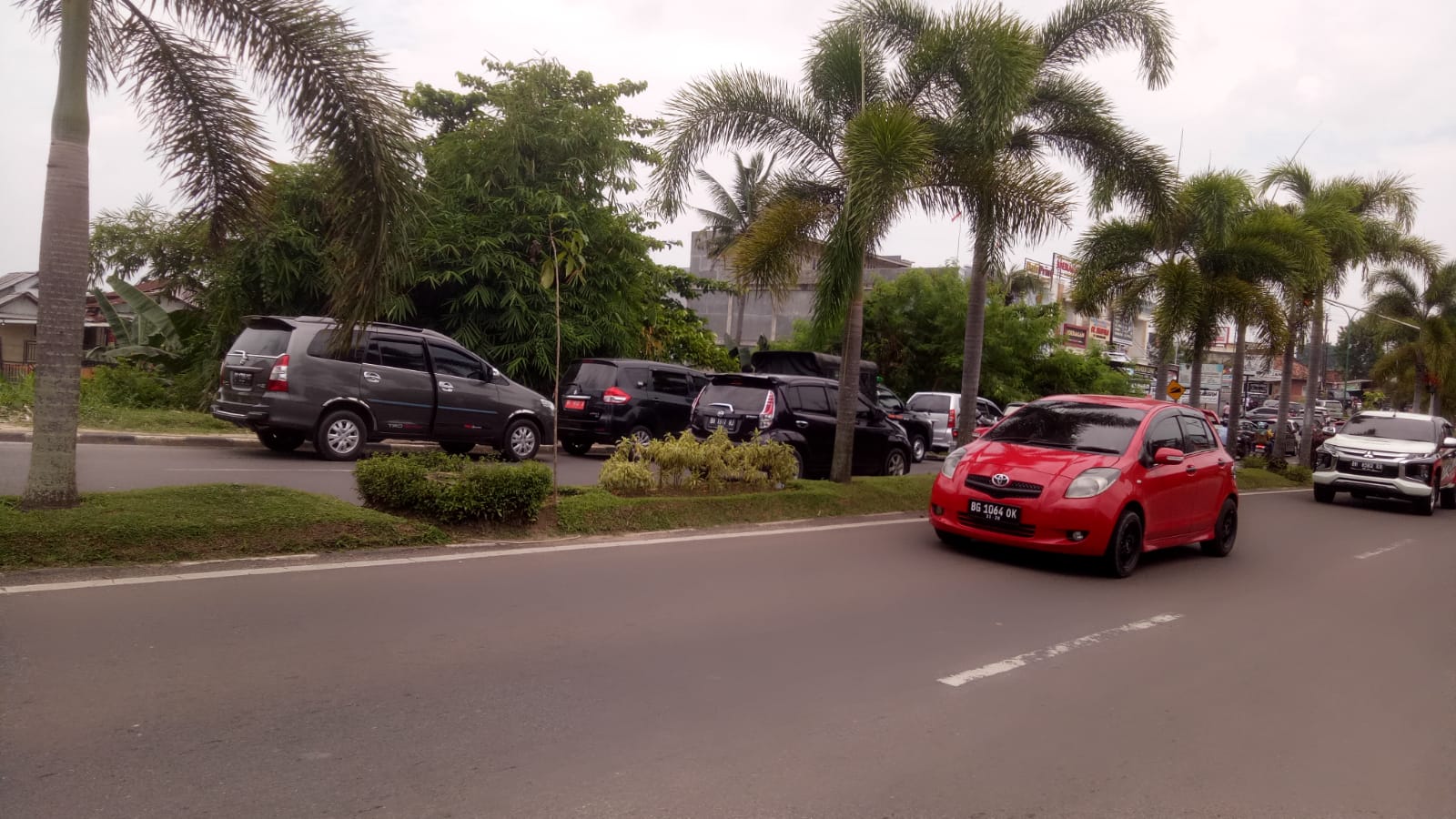 Mobil Dinas Plat Merah Mengular di SPBU Broni