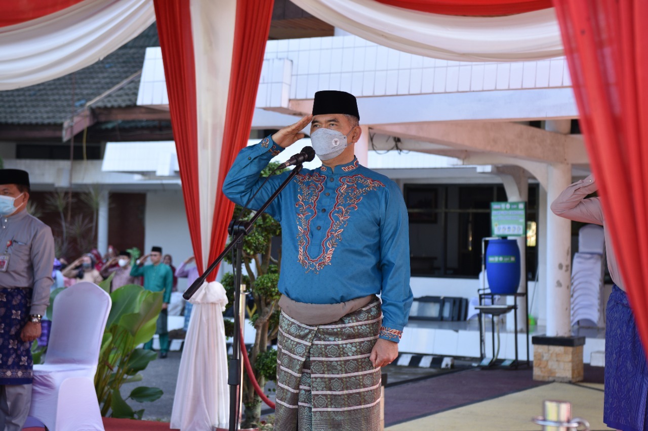 Peringatan Hardiknas, Walikota Fasha Serahkan Penghargaan Bagi Pelajar dan Guru Berprestasi