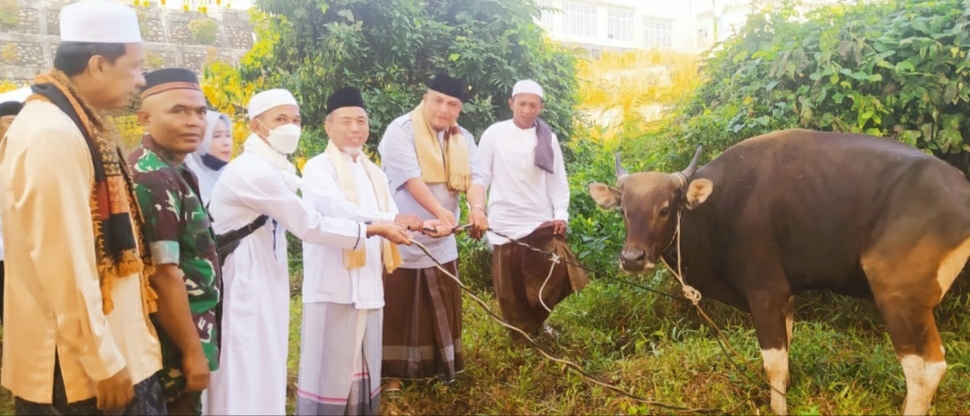 Bupati Merangin Serahkan Dua Ekor Hewan Kurban Untuk Warga Sekitar Masjid