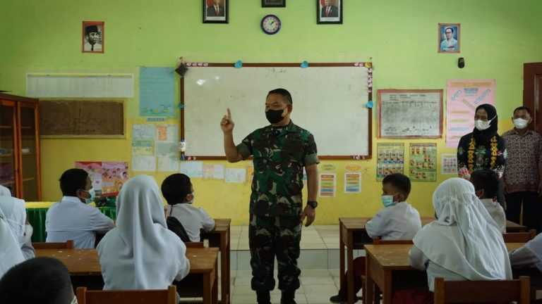 Jenderal TNI Dudung Abdurachman Ajarkan Nilai-Nilai Pancasila Kepada Pelajar SD di Perbatasan