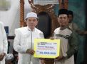 Gubernur Jambi Tarawih di Desa Malapari dan Serahkan Bantuan