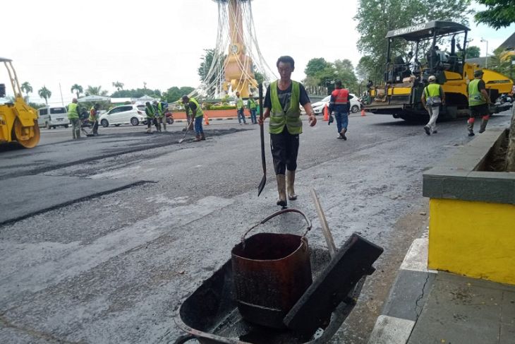 Aspal di Kawasan Tugu Keris Kini Hitam Mengkilat dan Mulus