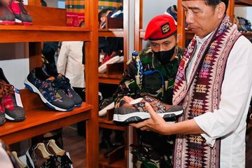 Presiden Beli Sepatu Baru, Model Kets Dengan Khas Tenun Bali