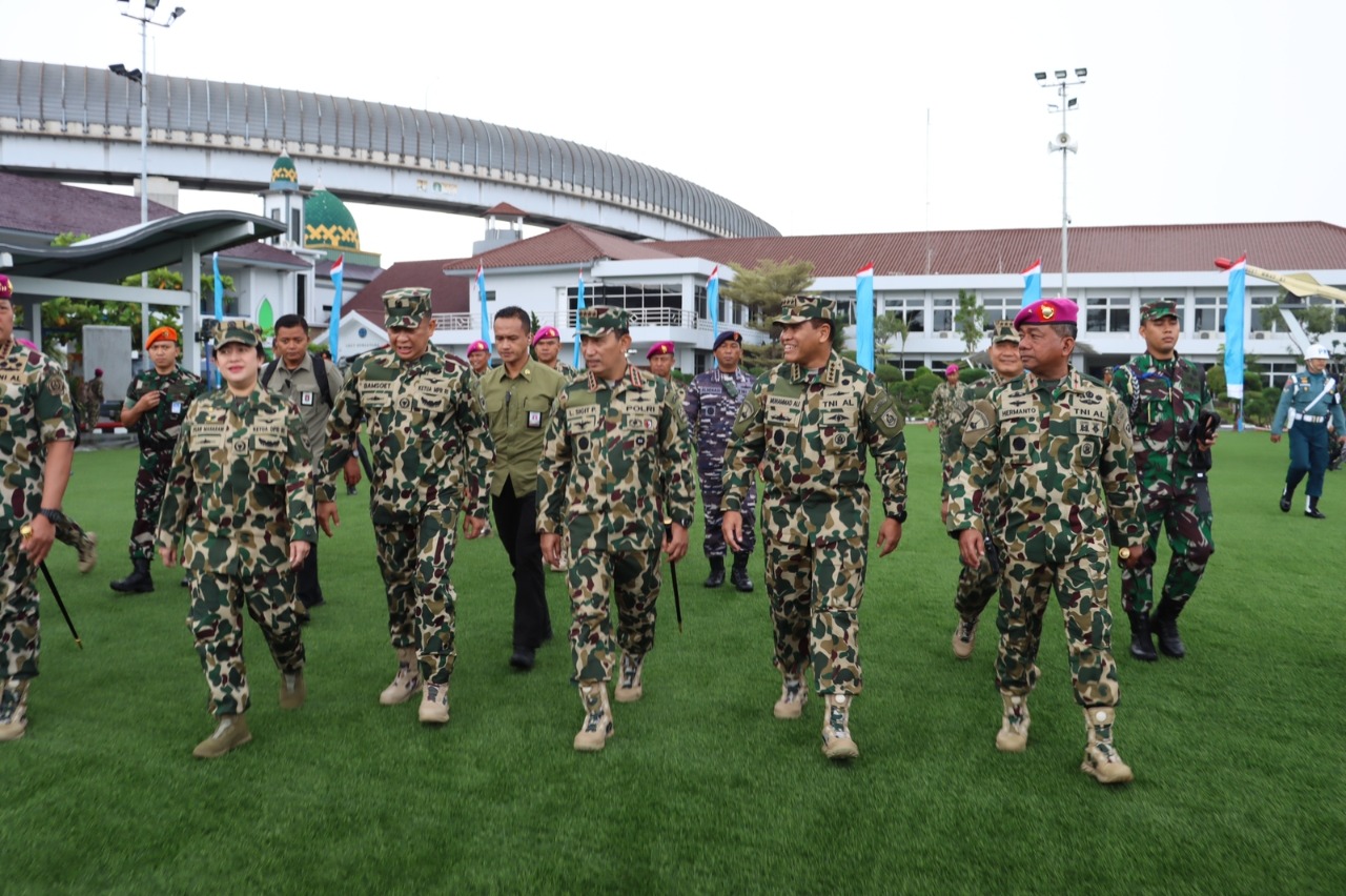 Kapolri Dianugerahi Penghargaan Warga Kehormatan Korps Marinir