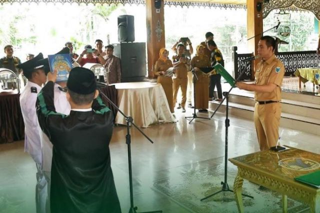 Bupati Batanghari Lantik Penjabat Kades Mekar Jaya dan Kampung Pulau, Tegaskan Konsistensi Pelayanan Desa