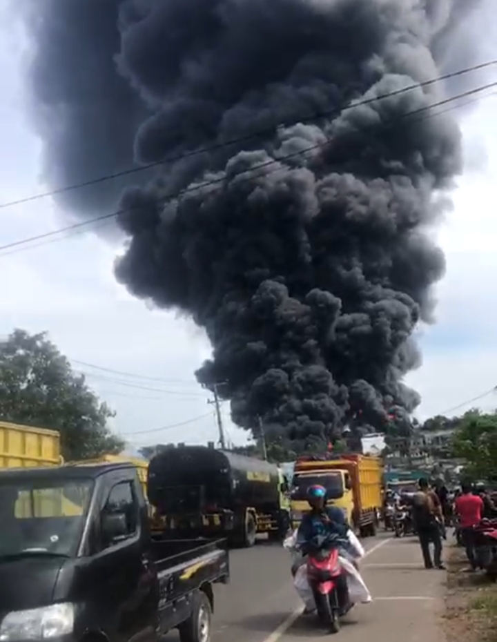 Update !! Kebakaran Hebat Gudang Minyak di Lingkar Barat