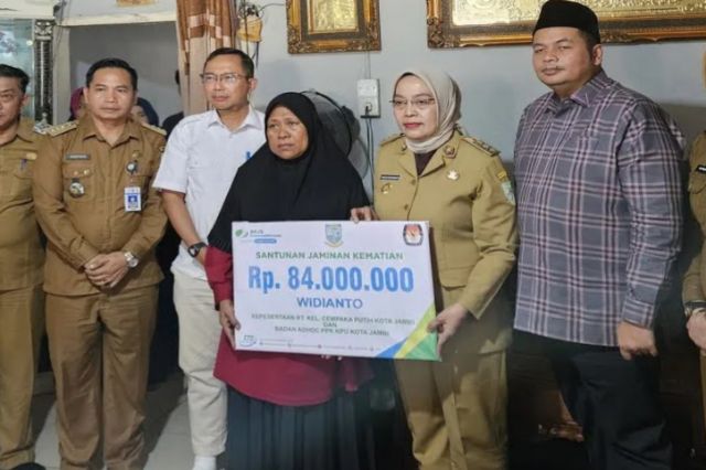Pemkot Jambi Serahkan Santunan Jaminan Kematian Kepada Keluarga Almarhum Widianto, Ketua RT 18 Kelurahan Cempaka Putih