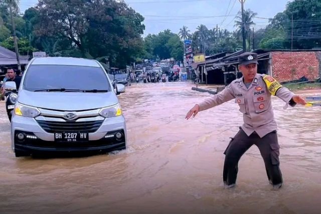 Polsek Kotabaru Turun Langsung Atur Lalu Lintas di Lokasi Banjir Simpang Pall 7