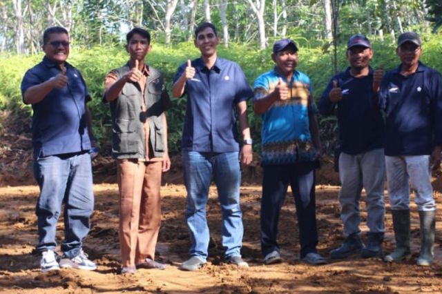 PTPN IV Regional 4 Kirim Greader Perbaikin Jalan Desa