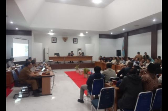 Hering DPRD Dengan PT. Kerinci Merangin Hendro  Mencari Titik Terang Penyebab Berkurangnya Debit Air di Danau Kerinci