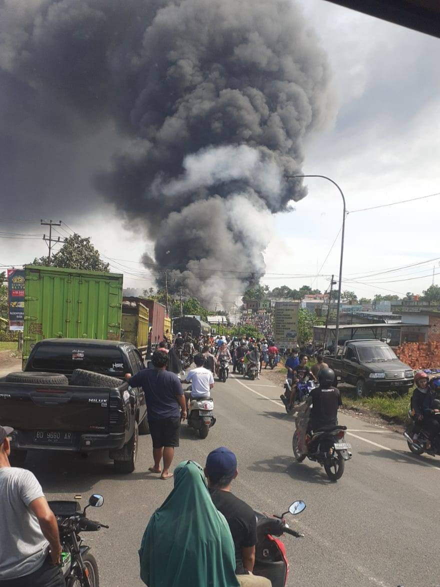 Gudang Minyak di Simpang Rimbo Terbakar, Asap Tebal Menjulang Tinggi