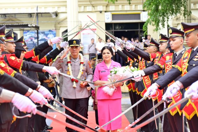 Kapolda Jambi Yang Baru Irjen Pol Krisno. H. Siregar disambut Dengan Tradisi Pedang Pora