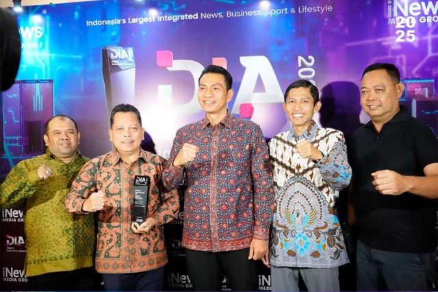 Bupati Batang Hari Terima Apresiasi Tertinggi Inovasi Digital Kreatif bagi Pembangunan di Tanah Air (DIA) Digital Inovation Award Tahun 2025