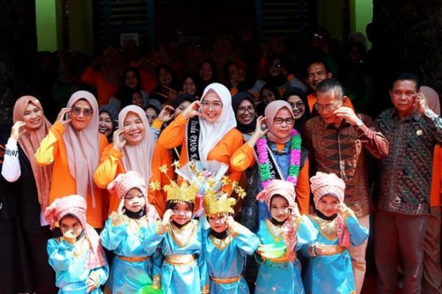 Bunda Zulva Fadhil, kembali melanjutkan rangkaian Roadshow sosialisasi program 13 Tahun Wajib Belajar