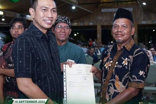 Bupati Batanghari menyerahkan 618 persil Sertifikat Pendaftaran Tanah Sistematis Lengkap (PTSL)