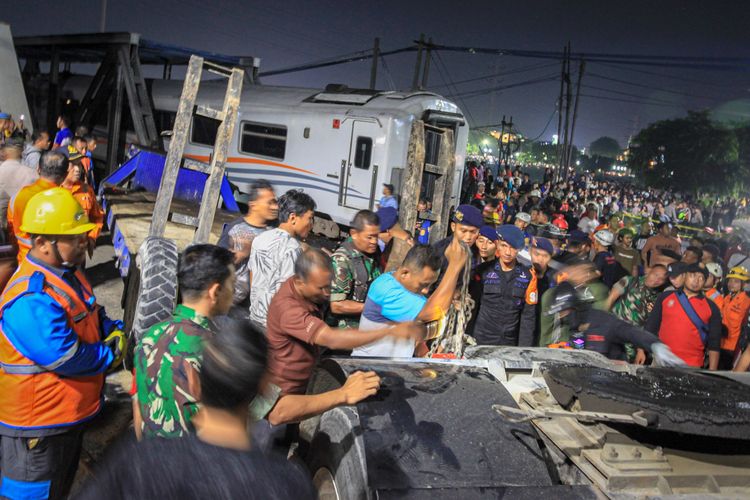 Kecelakaan Kereta Api Tabrak Truk Kontainer Mogok di Semarang  