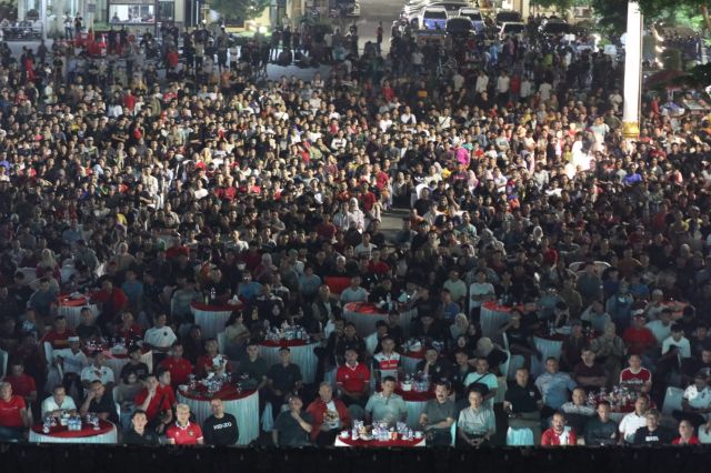 Ribuan Warga Nobar TIMNAS INDONESIA VS UZBEKISTAN di Lapangan Polda Jambi