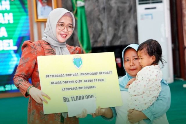 Ketua TP-PKK Zulfa Fadhil menyerahkan bantuan korban bencana alam dan non alam serta bantuan alat Divabel