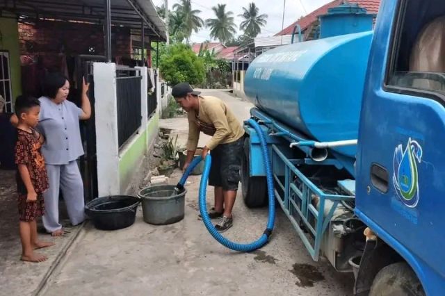 Tirta Mayang Gencar Salurkan Air Bersih Ke Masyarakat Kota Jambi Yang Terdampak Kekeringan