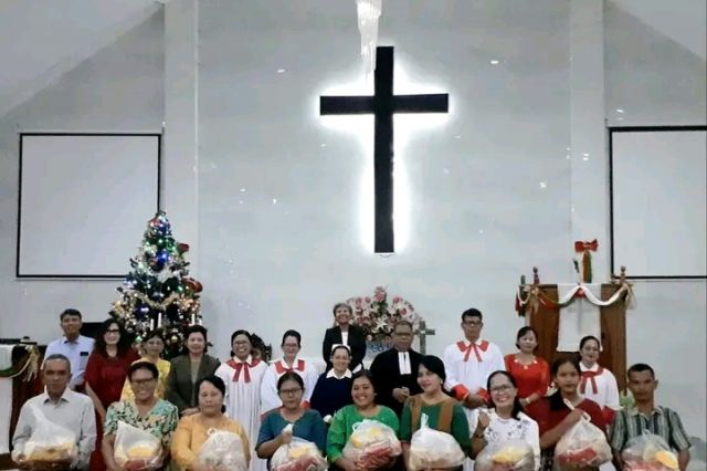 HKBP Jambi Berbagi Bingkisan Natal Kepada Keluarga Pra Sejahtera
