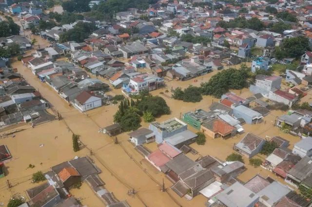Banjir lumpuhkan Bekasi, Ribuan Rumah di Tangsel dan Jakarta Terendam Air