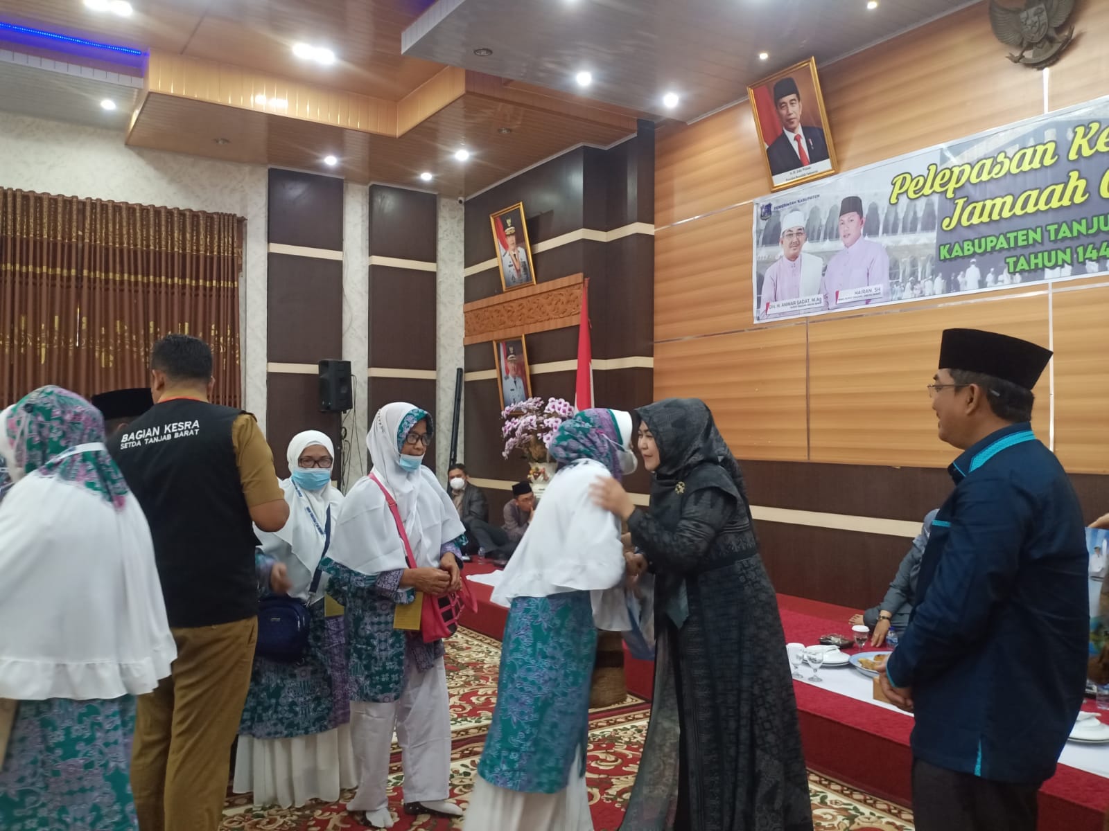 Bupati Tanjab Barat Menjamu 136 Jemaah Calon Haji di Rumah Dinas 