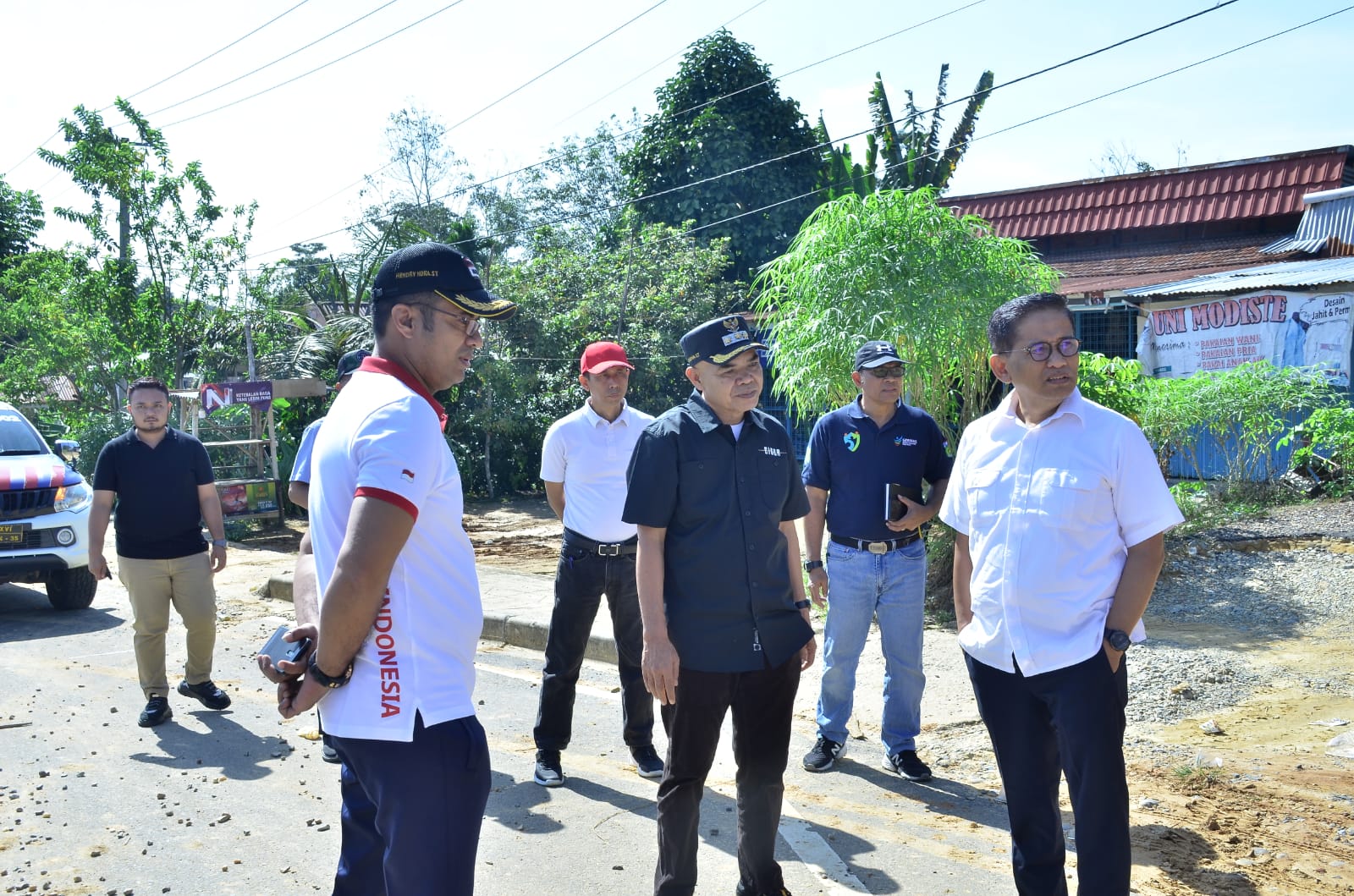 Pj. Bupati Tebo Dampingi Anggota DPR Tinjau Jalan Padang Lamo Tergerus Sungai