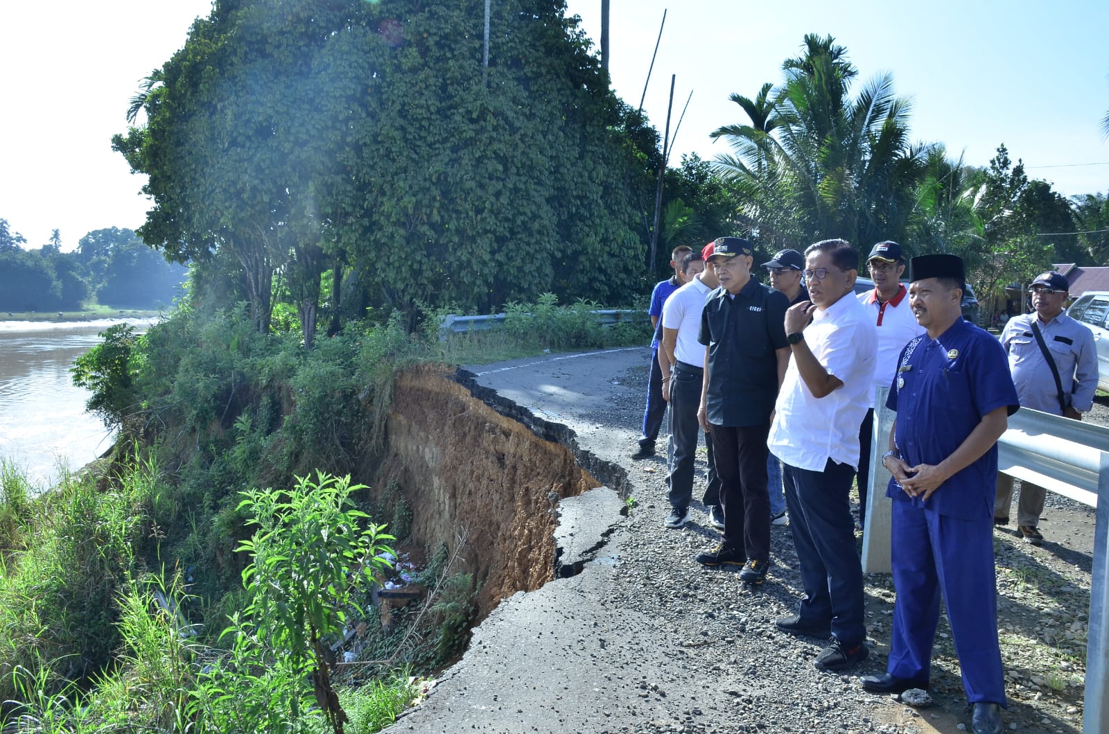 Pj. Bupati Tebo Dampingi Anggota DPR Tinjau Jalan Padang Lamo Tergerus Sungai