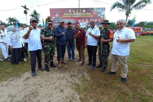 Sinergi Dengan TNI, PTPN VI Bangun MCK dan Sumur Bor