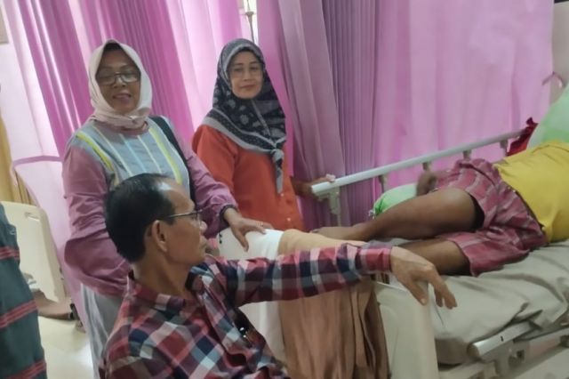 Ketua PWI Provinsi Jambi Besuk Anggotanya Yang Sedang Sakit