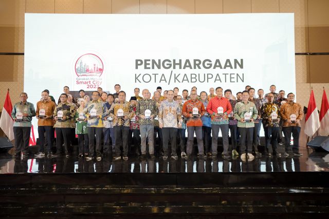 Bupati Batang Hari Mhd Fadhil Arief bersama 50 Kabupaten/Kota lainnya Se Indonesia terima Penghargaan Smart city dari Menteri Kominfo